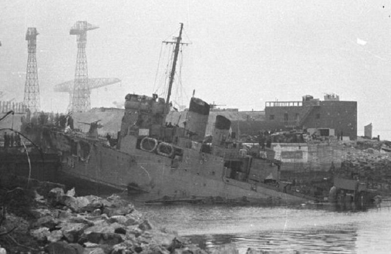 HMS Campbeltown po wykonanej misji - wbity we wrota doku.