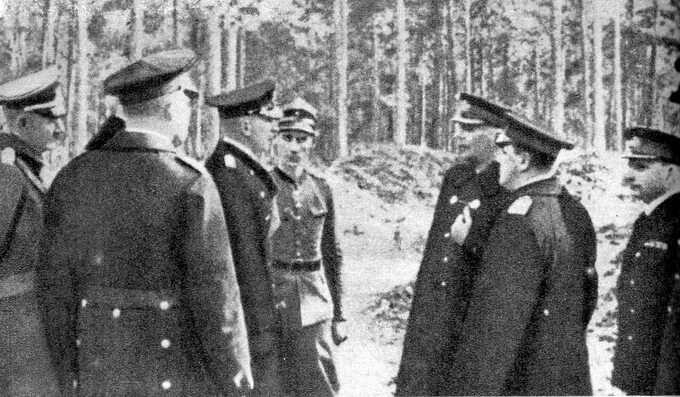 Kapitulacja Helu. Na zdjęciu admirał Unrug (R) oraz admirał Schmundt (L)