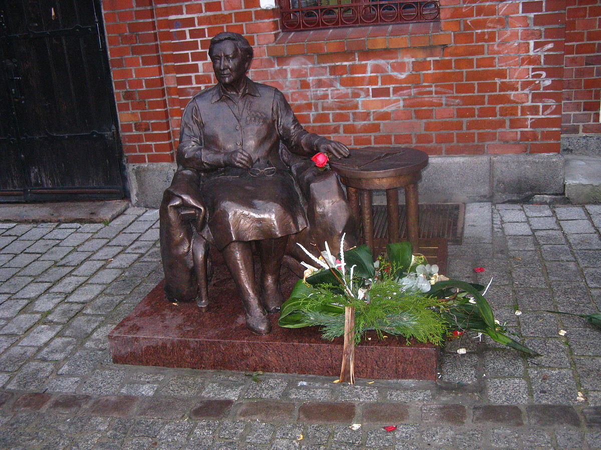 Pomnik Elżbiety Zawackiej w Toruniu.