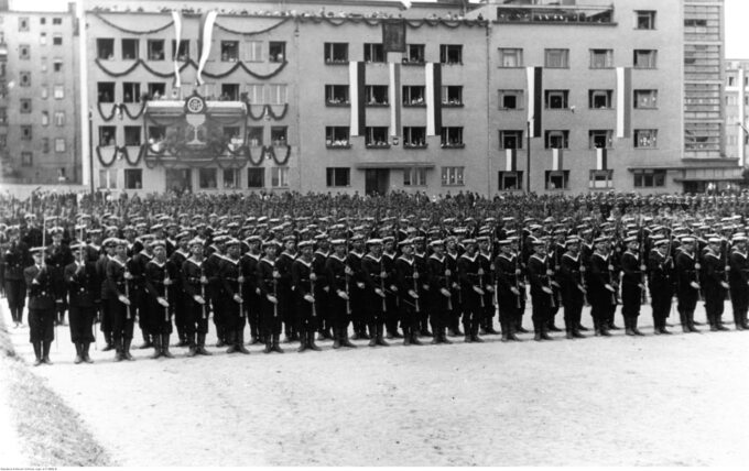 Oddziały Marynarki Wojennej prezentują broń, lipiec 1939 r.