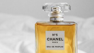Miniatura: Chanel No. 5. Jak powstały najsłynniejsze...