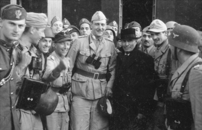 Benito Mussolini (w czarnym płaszczu) ze swoimi niemieckimi wybawcami. W środku z lornetką Otto Skorzeny