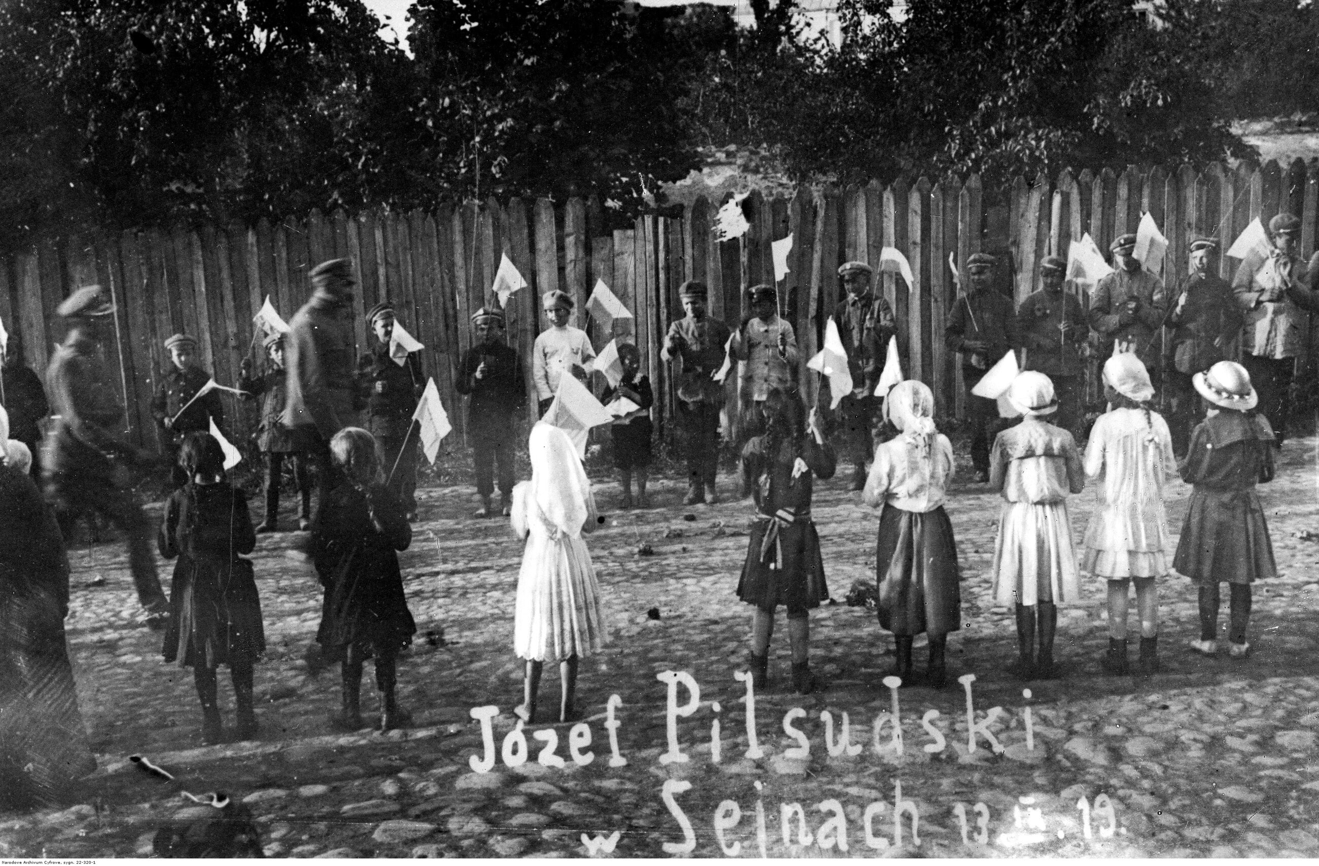 Józef Piłsudski witany przez dzieci w Sejnach