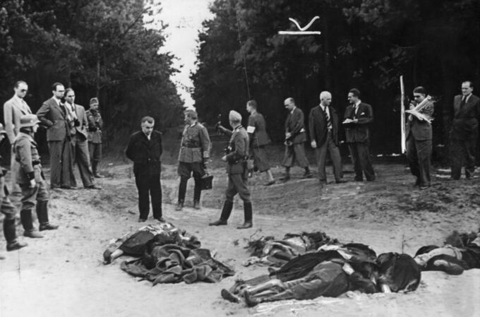 Niemieckie zdjęcie propagandowe. Niemcy pokazują dziennikarzom ciała volksdeutschów zastrzelonych w Bydgoszczy we wrześniu 1939 r.