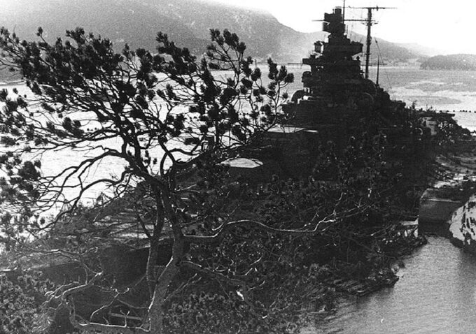 Pancernik Tirpitz zakamuflowany w norweskim fiordzie