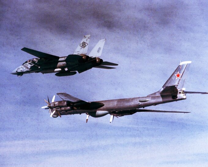 Sowiecki bombowiec strategiczny eskortowany przez amerykański myśliwiec, 1985 r.