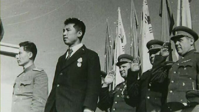 Kim Ir Sen z sowieckimi oficerami, 1945 rok.