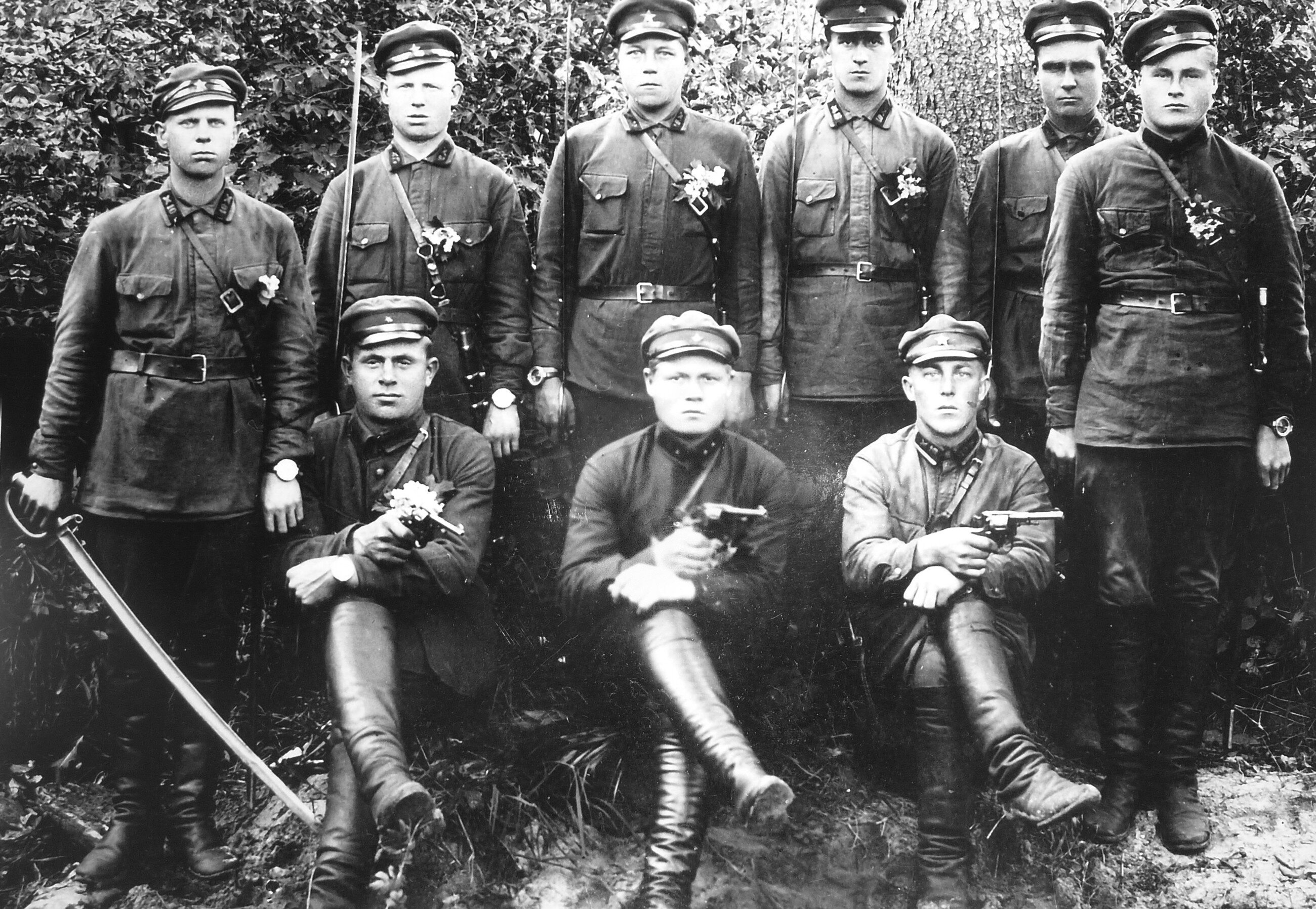 Ekipa egzekutorów NKWD w Dowbyszu. Noszone przez nich zegarki są nagrodą za gorliwe spełnianieroli katów