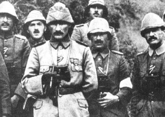 Mustafa Kemal w 1915 roku pod Gallipoli.