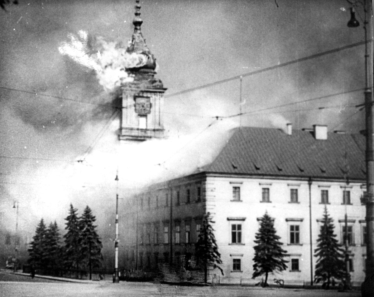 Płonący Zamek Królewski 17 września niemiecka artyleria ostrzelała Zamek Królewski na osobisty rozkaz Hitlera. Niemcy złamali tym samym konwencję haską, która nakazywała unikanie zniszczeń dziedzictwa kulturowego. Miało to przyspieszyć kapitulację miasta.
