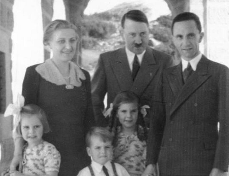 Rodzina Goebbelsów z Hitlerem.