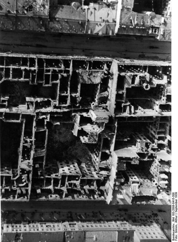 Budynki zniszczone w nalotach Skutek niemieckich bombardowań Warszawy, fotografia z końca września 1939 r.