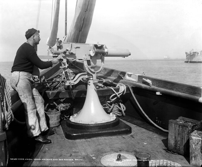 Maxim na pokładzie U.S.S. Vixen. Zdjęcie zrobione pomiędzy 1898 a 1901 rokiem.