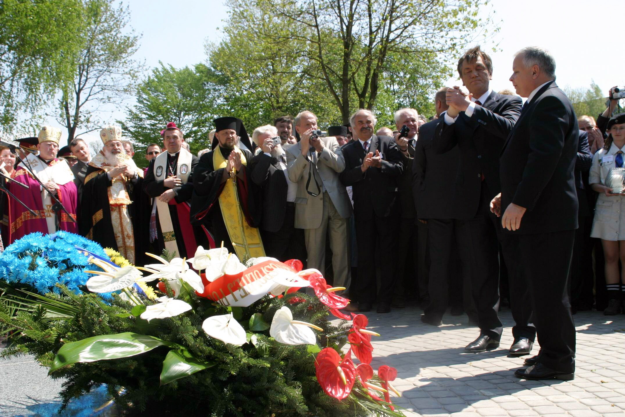 Prezydenci Ukrainy i Polski Wiktor Juszczenko (L) i Lech Kaczyński (P) podczas uroczystości na cmentarzu w Pawłokomie, 2006 r.