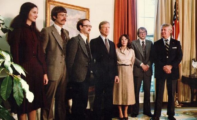 Uwolnieni dyplomaci na spotkaniu z prezydentem Jimmy'm Carterem. Mark Lijek drugi od prawej.