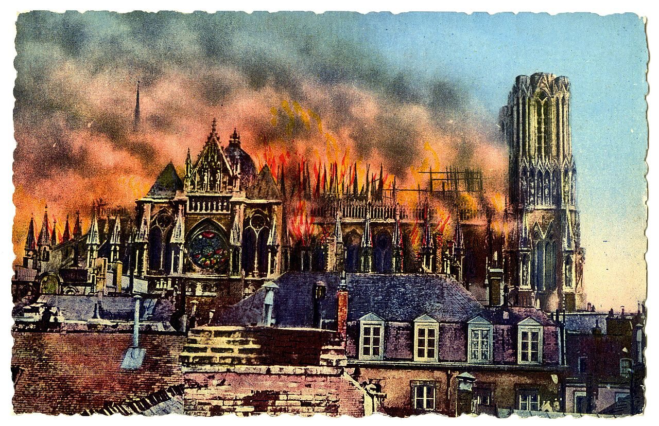 Pożar katedry w Reims w czasie I wojny światowej. Zdjęcie retuszowane