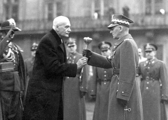 Prezydent RP Ignacy Mościcki przekazuje Marszałkowi Edwardowi Śmigłemu-Rydzowi buławę marszałkowską. Warszawa, 10 listopada 1936 r.