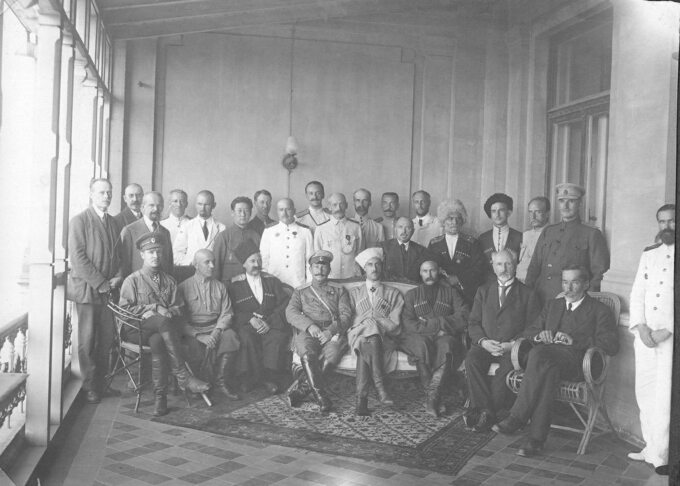 Rząd Południa Rosji. Sewastopol, kwiecień 1920 r. Piotr Wrangel siedzi czwarty od prawej