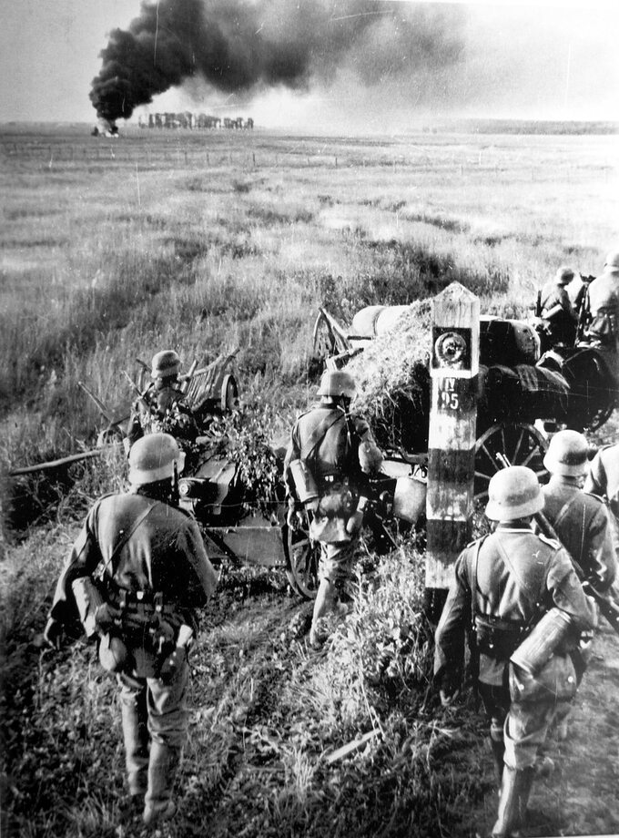 Niemieckie wojska przekraczają granicę ze Związkiem Sowieckim. 22 czerwca 1941 r.