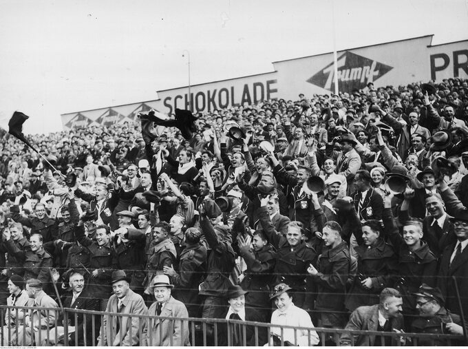 Kibice na trybunach podczas meczu piłki nożnej Polska - Węgry, Letnie Igrzyska Olimpijskie w Berlinie w 1936 r.