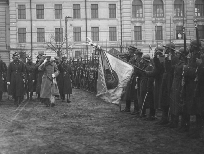 Józef Piłsudski dokonuje przeglądu wojska po oswobodzeniu Wilna.
