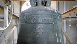 Niemcy: Dzwon Hitlera ze swastyką zostaje w kościele