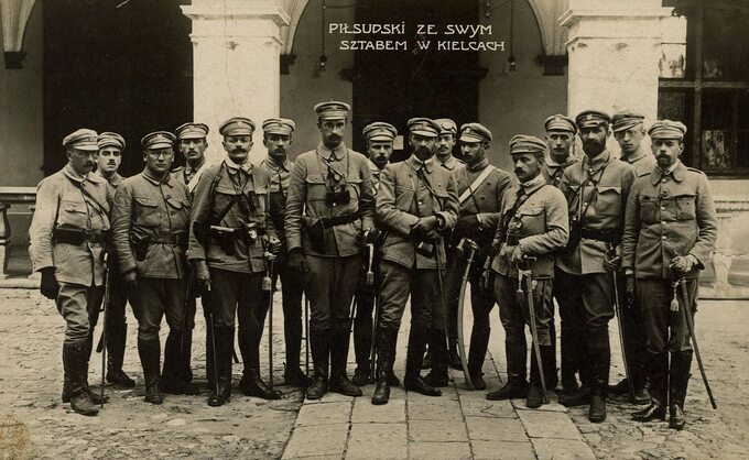 Józef Piłsudski wraz ze swoim sztabem w Kielcach, 1914 r. Walery Sławek trzeci od prawej.