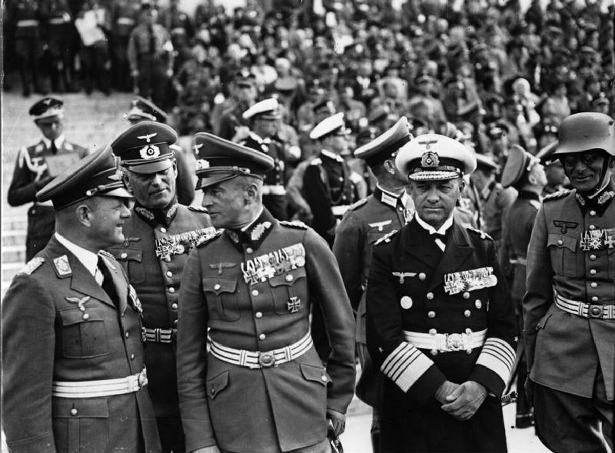 Feldmarszałek Erhard Milch (z lewej) obok feldmarszałków Wilhelma Keitela, Walthera von Brauchitscha, Maximiliana von Weichsa i wielkiego admirała Ericha Raedera, wrzesień 1938 r.