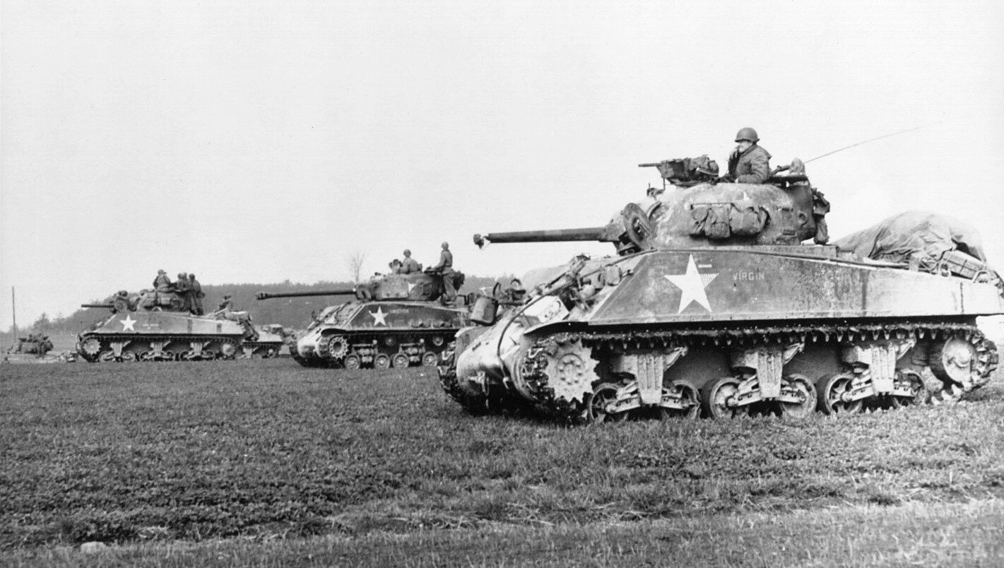 Shermany US Army w czasie marszu bojowego