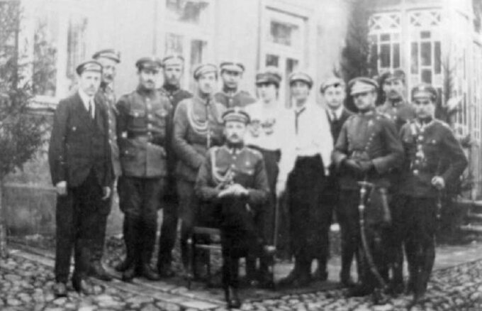 Ppor. Adam Rudnicki, przywódca powstania sejneńskiego, wraz z kolegami – sierpień 1919 r.