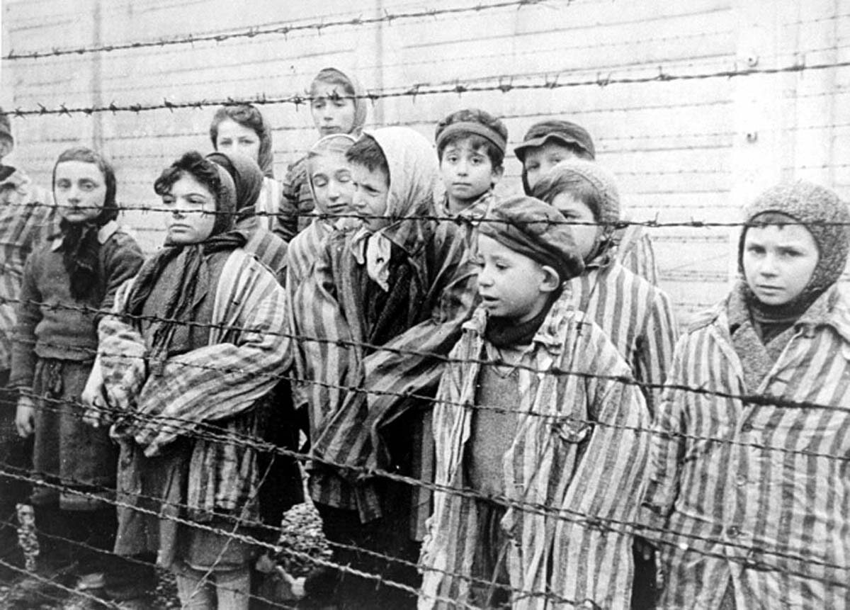 Dzieci w Auschwitz - kadr z sowieckiego filmu na temat wyzwolenia obozu