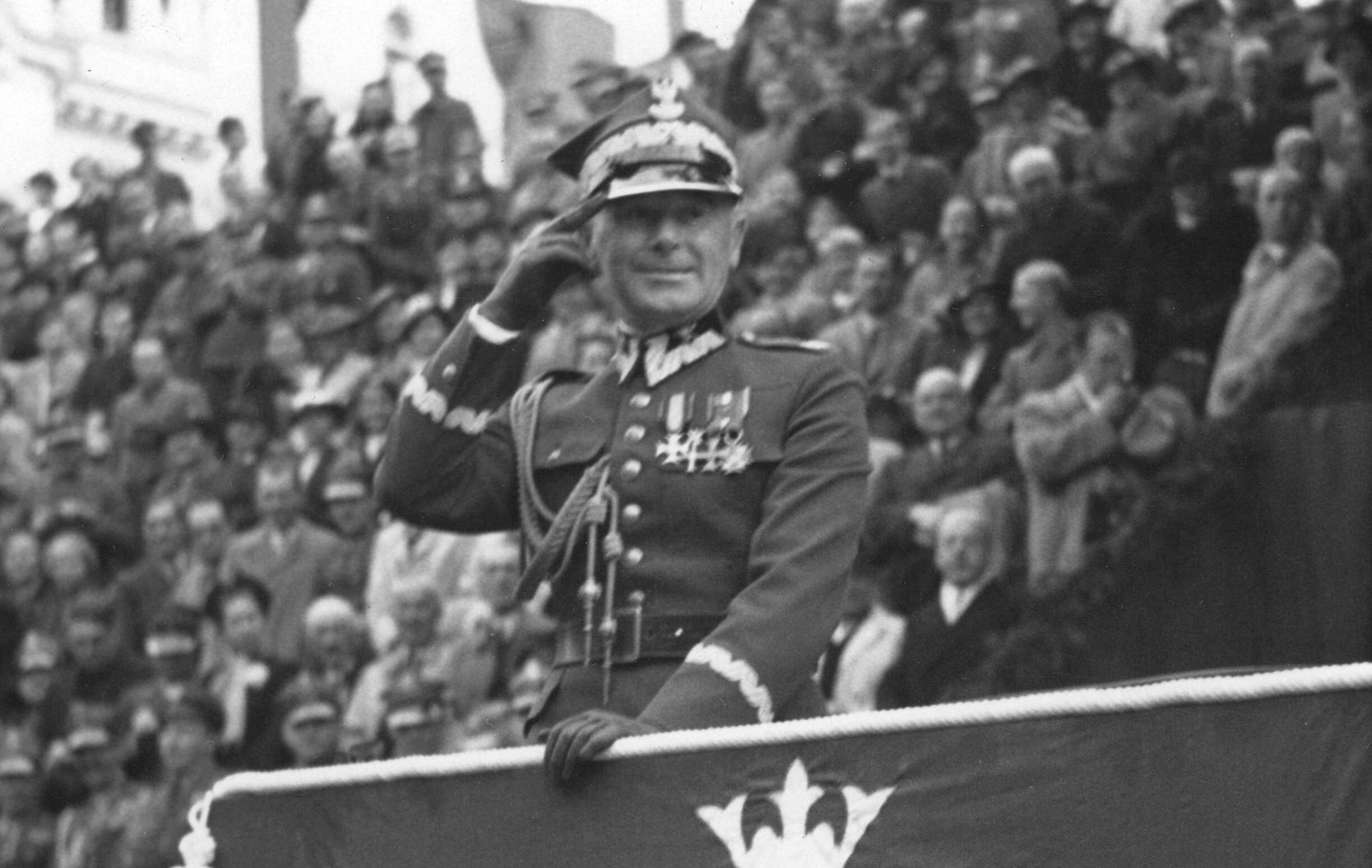 Marszałek Edward Rydz-Śmigły przyjmuje defiladę w Bydgoszczy, we wrześniu 1937 r.