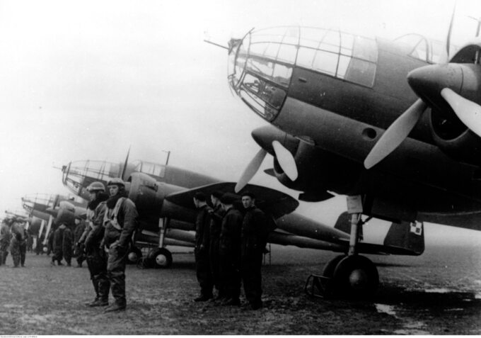 Załogi samolotów PZL-37 "Łoś" z 210 Dywizjonu Bombowego przy maszynach. Rok 1939