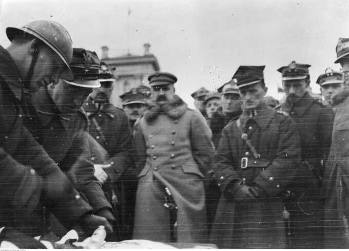 Wręczenie sztandarów 1 i 6 Pułkowi Piechoty Legionów przez marszałka Józefa Piłsudskiego; Wilno, 1 listopada 1922