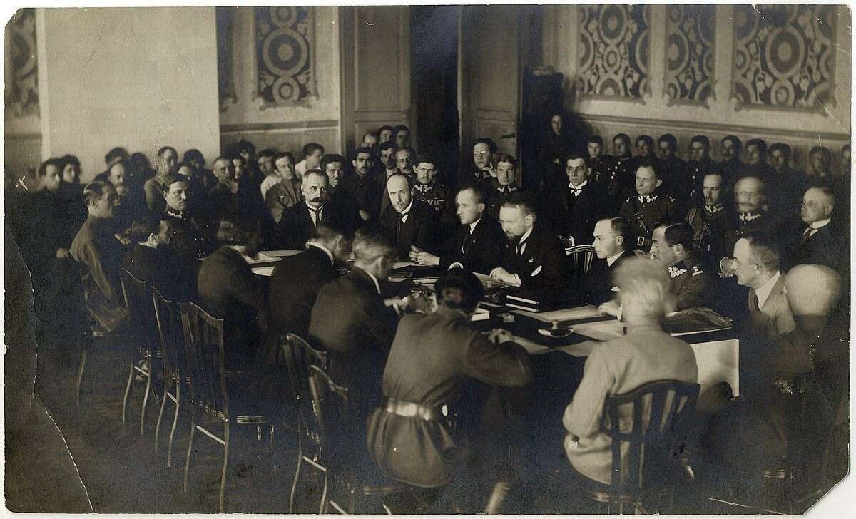 Konferencja Pokojowa w Rydze – posiedzenie Komisji Prawnej. Po prawej Polacy, po lewej bolszewicy.