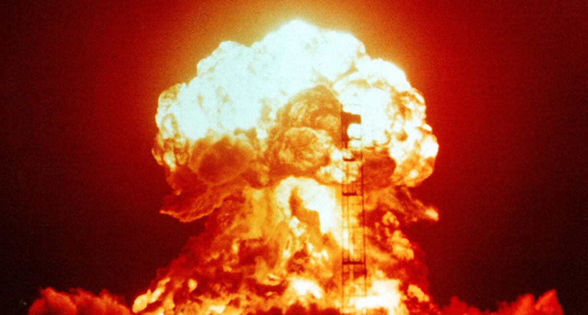Eksplozja bomby atomowej na poligonie w Nevadzie w USA, 18 kwietnia 1953 r.