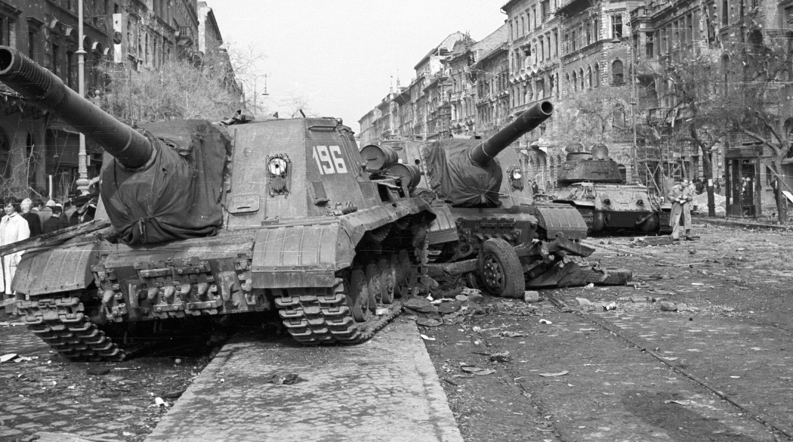 Sowieckie działa pancerne ISU-152 na ulicach Budapesztu w 1956 r.