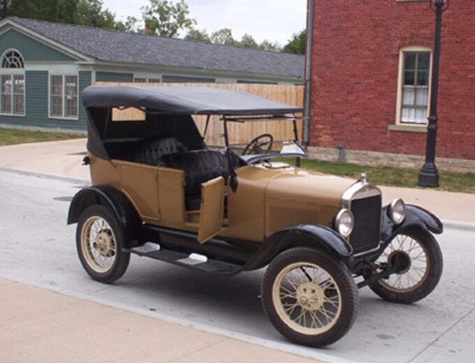 Ford model T – pierwszy samochód produkowany przy użyciu ruchomej taśmy produkcyjnej.