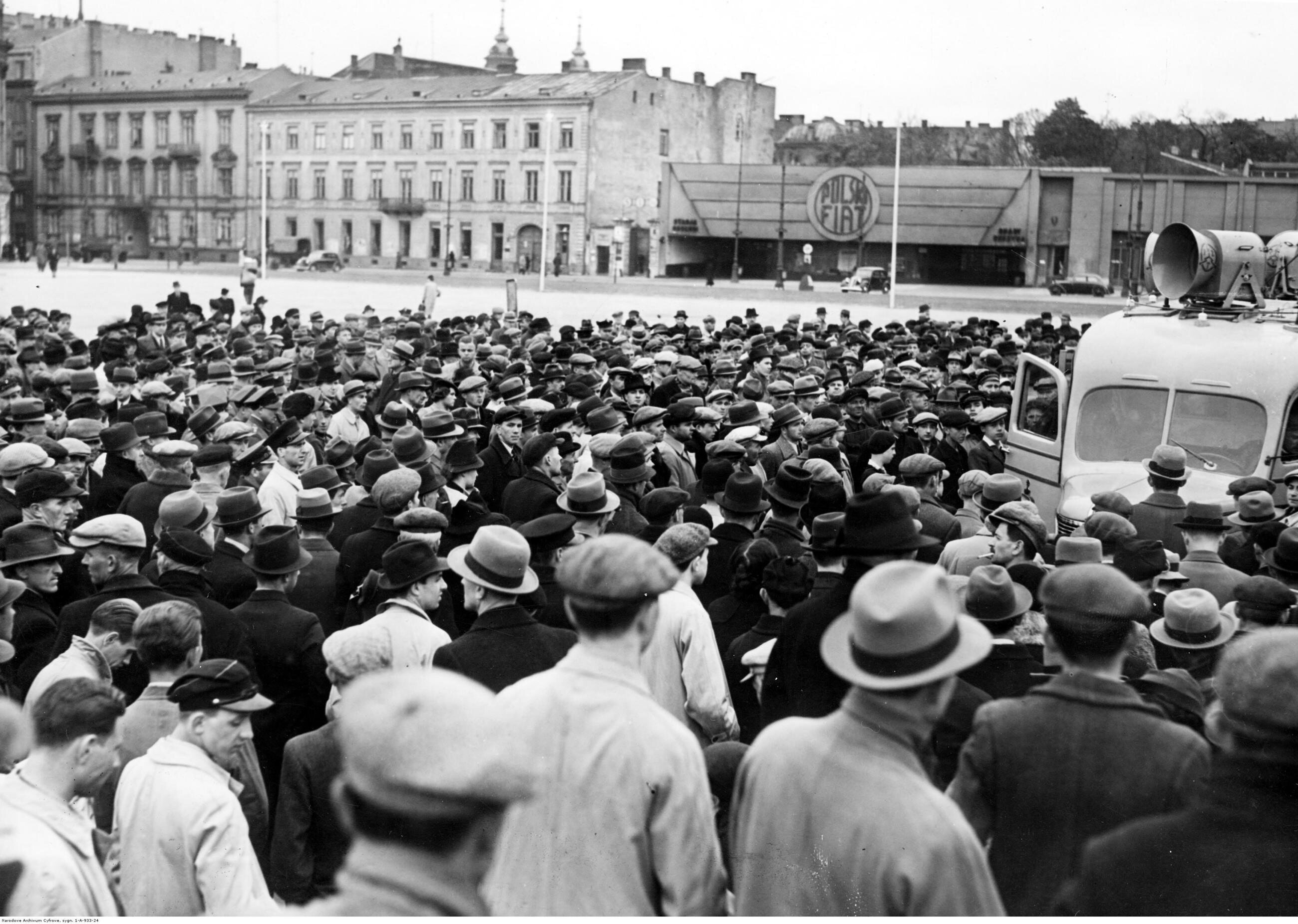 Mieszkańcy Warszawy słuchają przemówienia ministra spraw zagranicznych Józefa Becka w Sejmie transmitowanego przez głośniki radiowe. 5 maja 1939 r.
