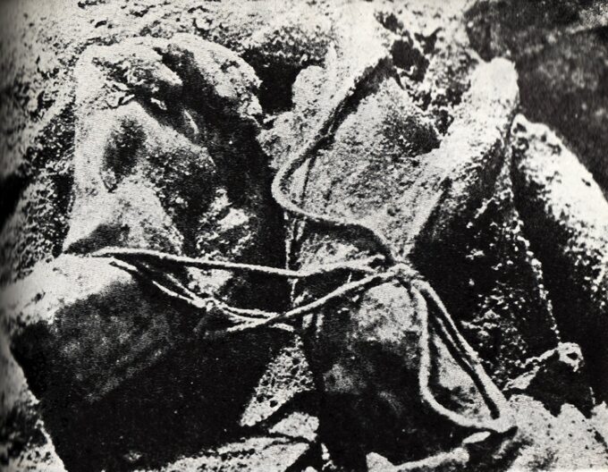 Węzeł katyński - ręce ofiary związane za plecami