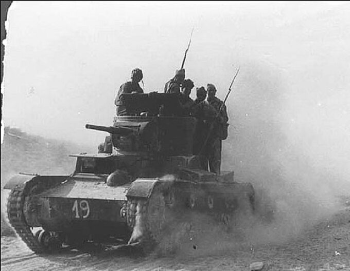 Żołnierze XI Brygady Międzynarodowej na sowieckim czołgu T-26, 1937 r.